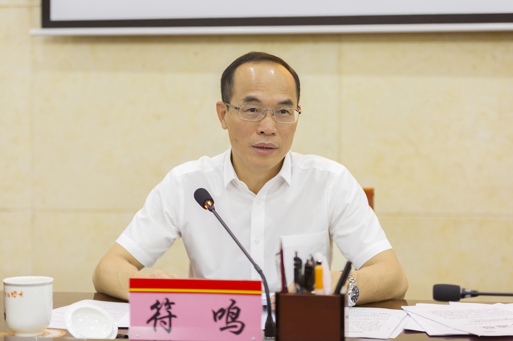 家俊,欧朝军,县人大常委会副主任龙海魂,县政府副县长李功成出席会议