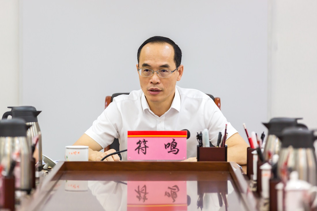 夏瑞,周刚,县人大常委会党组成员陈雷,县政协党组成员李玉波出席会议